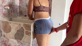 empleada cacliente es follada cuando estqa lavando la ropa y termina en un orgasmo con squirt