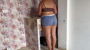 empleada cacliente es follada cuando estqa lavando la ropa y termina en un orgasmo con squirt