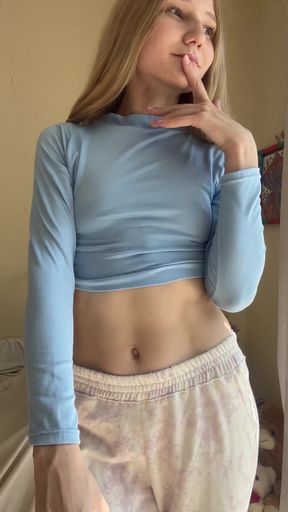 Amateur teen with tight ass and small tits exposes her body for the camera