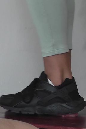 While Nomi Is on the Phone, the Slave Has an Orgasm