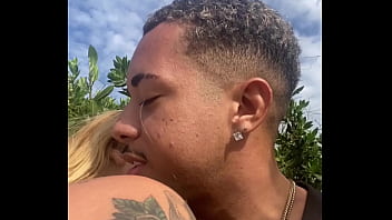 Vi uma loira na praia pedi pra ela fazer um boquete ela me cobrou 10$