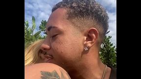 Vi uma loira na praia pedi pra ela fazer um boquete ela me cobrou 10$