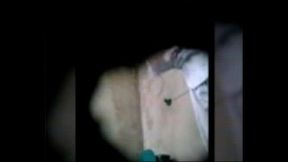 Amiga espiada orinando en el ba&ntilde_o