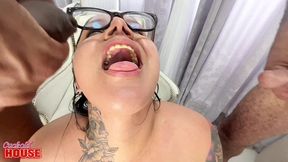 velho corno libera todos os buracos da esposa gordinha, para dois machos viris