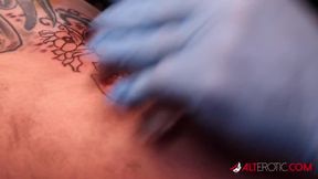 Ellis schluckt Serenity die tätowierte MILF im rohen Creampie