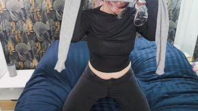 milf sexy ce gode et fait vibrer sa chatte humide et ouverte