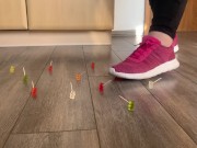Die Armee der Gummibärchen legt sich mit Angel an und wird gnadenlos zertreten
