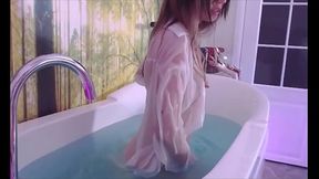 Em g&aacute_i trong bồn tắm