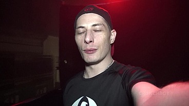 deux mecs pornstars baisent sans capote en backroom de darkland à berlin