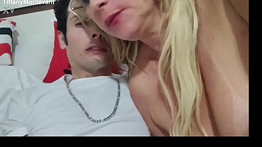 Boy transa com amante na cama com esposa descansando ao lado