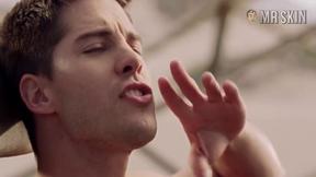 ”Nikki Leigh frees the nipple by going topless on the beach”