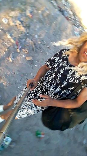 ella camina vestida de mujer en publico linda sexytrans con vestido y tacones altos plug anal sexy muy caliente