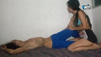 LLEGO CANSADO DEL TRABAJO Y MI HERMANASTRA CALIENTE DESEA CHUPARME LA VERGA | hermanastra caliente tiene sexo con su hermanastro -