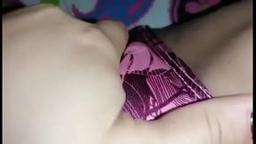 La pobre est&aacute_ muy cachonda y no tiene quien le ayude