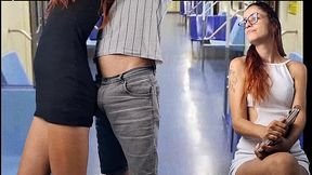 Safada estudante deixa estranho encoxar sua bunda em p&uacute_blico!