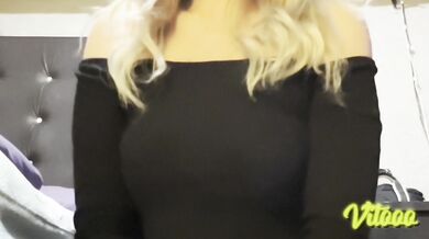 My girlfriend gives me a blowjob with her eyes covered - natural body