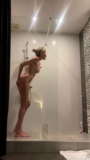 SHOWERTIME w/ Anouk 💦💦💦