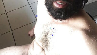 Des vieux hommes se masturbent en caressant leurs gros pénis avant une intense pénétration anale gay.