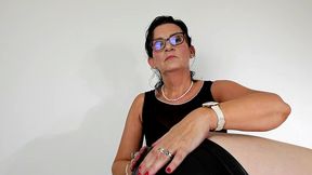 maitresse n est pas contente, le garnement recoit une bonne fessee