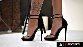 21 SEXTURY - Tattooed Elena Lux Teases Toby to Foot Pound