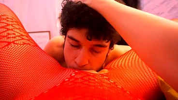 Lena es demasiado caliente y se lo traga entero