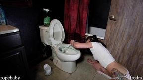 Freds Toilet Piss Sklavin erstickt übergossen fesseln zerstört