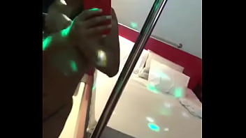 cheguei no motel, kem vem?