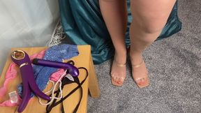 Mrs Mature Feet Having a Little Free Time While Wearing Her Very Old Stinky Work Pantyhose