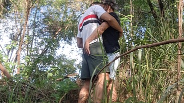 Encontrei ele pela trilha e coloquei pra mamar - Celular Escondido