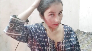 Film hardcore cu o curvă indiană cu țâțe mici și vulvă strâmtă, futută în cur