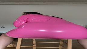 habille en vinyle rose je te fais deviner si j’ai une petite culotte ... ...