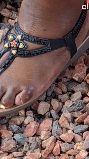 Thick Ebony Thighs N BBW Mature Feet with Plump Juicy Yellow Toes