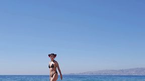 Between the sea and my skin… what excites you more? 🌊😏
