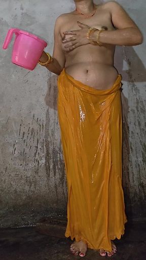Desi wife bathroom me nude bathing