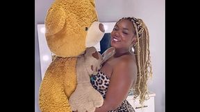 Me folle a la hermana puta de mi mejor amigo , a cambio de un oso de peluche