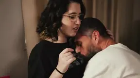 Een getatoeëerde latina krijgt haar kut opgegeten in hondestijl.