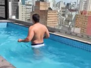 Um dia de sol na piscina