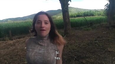 Chica de Piel Pálida Cumple su Fantasía Sexual al Aire Libre