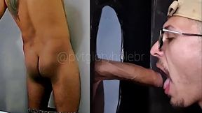 HETERO CASADO DOTADO GOZANDO NO GLORYHOLE ENQUANTO ESPOSA LIGA (COMPLETO NO RED)