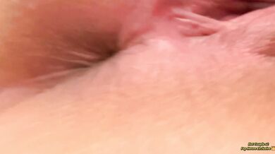 Caricia pelirroja hasta correrse liberando una deliciosa crema