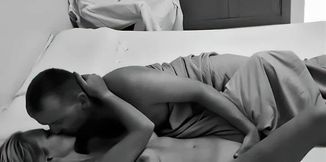 il me reveille et me fait l amour