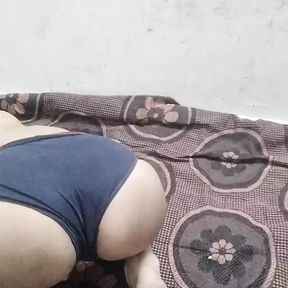 Bhabhi apne chut me finger dal rhi thi dever ne land dal diya