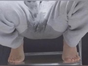 スウェットを着た男性が椅子に跨ったままおしっこを大量にお漏らし