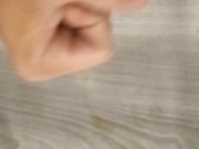 Branlette vite fait avec une bonne éjaculation