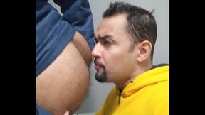 Encontrei putinho na rua e fomos a um banheiro publico, gozou com meu penes duro em seu cu e foi embora