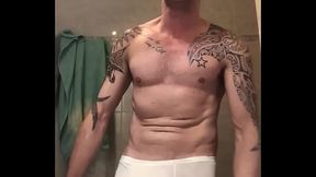 Mec sexy viril s&rsquo_amuse &agrave_ frapper ses couilles