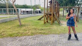 encontrei com uma novinha brincando no parque e ela pediu pra bricar com meu pirulito cabecudo entao levei ela para o carro