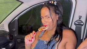 encontrei com uma novinha brincando no parque e ela pediu pra bricar com meu pirulito cabecudo entao levei ela para o carro