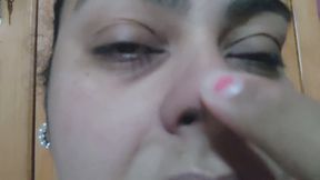 Nariz mimada: pellizcos y caricias en primer plano