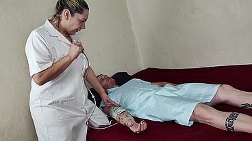 Suzie Slut e Carmona em Medica Tarada